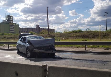 Circulaţie îngreunată pe centură, în zona Ovid Densuşianu: Şoferul unui BMW a intrat cu maşina în parapet (FOTO)