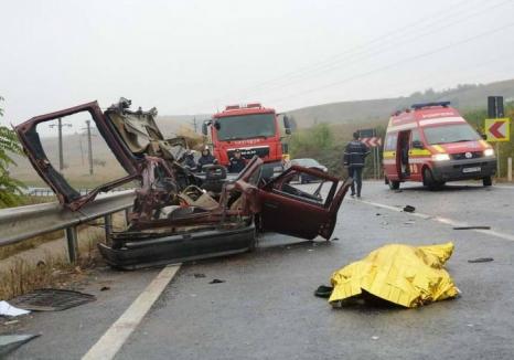 Tragedie pe DN 19, lângă Diosig: Două persoane au murit şi două sunt rănite, după ce un autoturism s-a izbit frontal cu un TIR