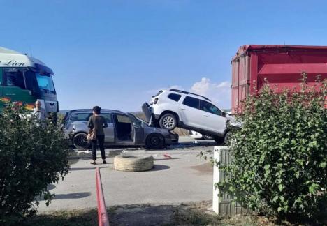 Accident pe DN 1 în Bihor: două mașini prinse între două camioane (VIDEO)