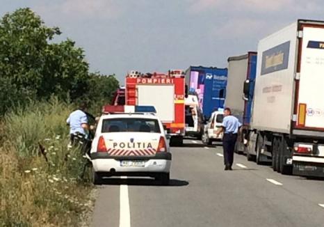 Accident grav pe DN79 lângă Mădăras: O maşină a intrat sub un TIR, o victimă adusă cu elicopterul la Oradea (FOTO)