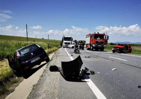 VIDEO/FOTO - Accident frontal pe DN 1: două mașini, dintre care una din Bihor s-au lovit, trafic blocat