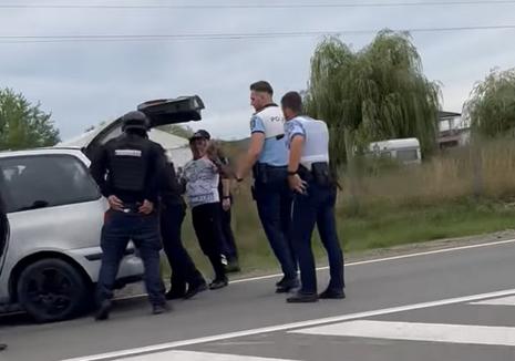 Urmăriri pe șosele din Bihor: Două mașini s-au izbit în Oșorhei, ocupanții s-au luat la bătaie. Cinci oameni la spital, au intervenit și mascații (FOTO/VIDEO)