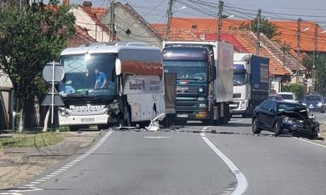 Accident în Bihor, între un autocar şi un autoturism: patru persoane transportate la spital 