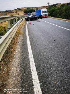 Accident pe DN19, în Bihor: Un camion şi un autoturism s-au izbit, o persoană a fost rănită (FOTO)