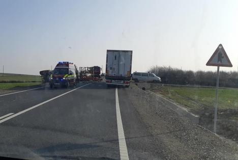Accident cu două victime în Bihor: Un tractor s-a răsturnat pe DN19 (FOTO)