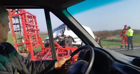 Accident cu două victime în Bihor: Un tractor s-a răsturnat pe DN19 (FOTO)