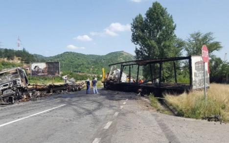 Accident fatal: Un bărbat din Bihor a murit iar soţia sa este rănită, după ce maşina lor a fost prinsă între două TIR-uri (FOTO)