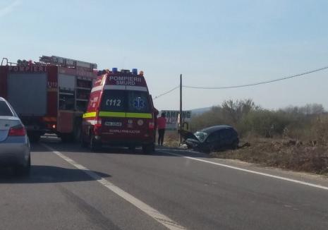 Accident pe DN 76, la intrarea în Beiuş. Neatenţia unei şoferiţe a distrus două maşini (FOTO / VIDEO)