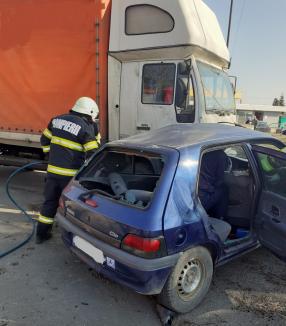 Accident grav pe DN 79, în Bihor: un camion și un autoturism s-au lovit, două persoane au fost rănite (FOTO / VIDEO)