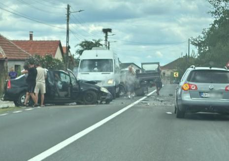 Accident pe DN 79, în Leș. 5 persoane investigate medical