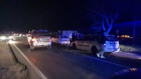 Accident pe DN 79, la ieşirea din Livada: Trei persoane rănite şi trei maşini lovite, după ce un SUV a ţâşnit pe şosea şi s-a făcut nevăzut (FOTO / VIDEO)