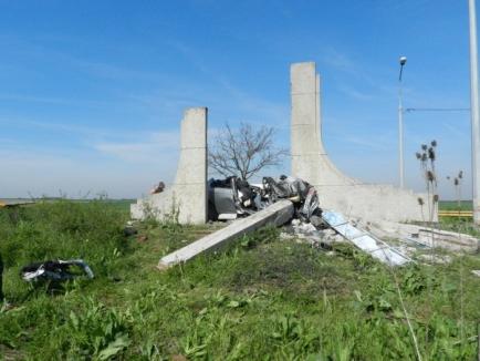 Un orădean de 27 ani s-a sinucis la volanul unui Alfa Romeo: George Hălmăgean  a intrat cu maşina în obeliscul din dreptul aeroportului (FOTO)