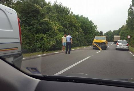 Impact cu maşina Poliţiei: Un şofer a intrat într-o autospecială pe DN 76
