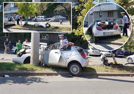 VW Polo vs Ford: O şoferiţă şi-a făcut maşina praf, după ce a intrat în stâlp în Dragoş Vodă (FOTO)
