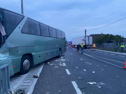 Accident grav pe DN 76, în Bihor. Un autocar a lovit un TIR şi s-a oprit într-o casă, 12 persoane rănite. Circulaţia este blocată (VIDEO)