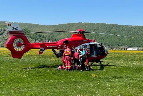 Accident în Bihor: Un motociclist s-a izbit de cupa unui excavator pe o şosea din Josani. A fost dus la spital cu elicopterul SMURD (VIDEO)