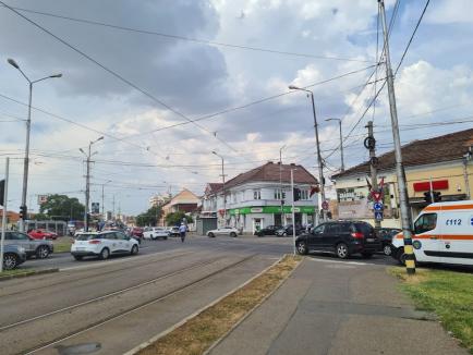 Accident cu trei mașini în Oradea, în sensul giratoriu de la „Emanuel” (FOTO)