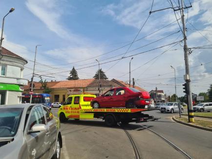 Accident cu trei mașini în Oradea, în sensul giratoriu de la „Emanuel” (FOTO)