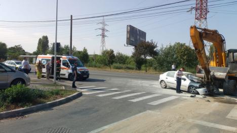 Două accidente, în aceeași zonă, la ieșire din Oradea: Un autoturism s-a izbit de un excavator, un camion a rămas fără încărcătură (FOTO)