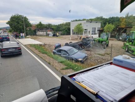 Urmăriri pe șosele din Bihor: Două mașini s-au izbit în Oșorhei, ocupanții s-au luat la bătaie. Cinci oameni la spital, au intervenit și mascații (FOTO/VIDEO)