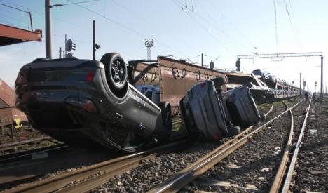 Accident între un tren de pasageri și unul încărcat cu mașini în România, din vina unui mecanic. CFR a dat inițial o informare greșită (VIDEO)