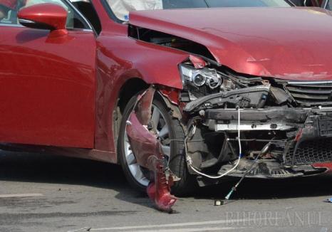 Patru răniţi, pe DN 79, după ce un tânăr fără permis a răsturnat un Audi A4