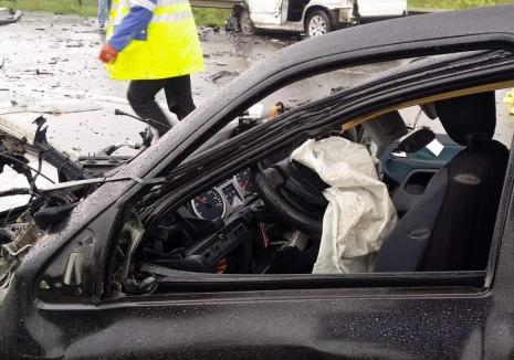 Impact frontal între un BMW şi un VW lângă Lazuri de Beiuş. Trei persoane au ajuns la spital