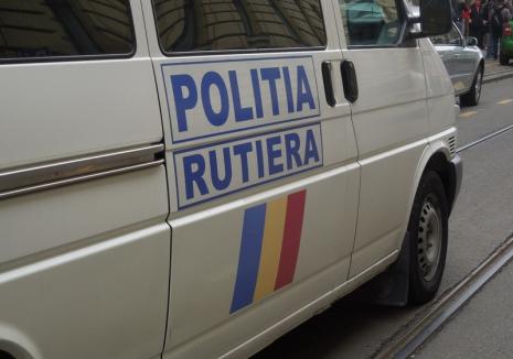 “Şofer” la 4 ani: Un băiețel s-a urcat la volan, a lovit un drumar și încă o maşină, apoi s-a oprit în poarta unei case din Oradea