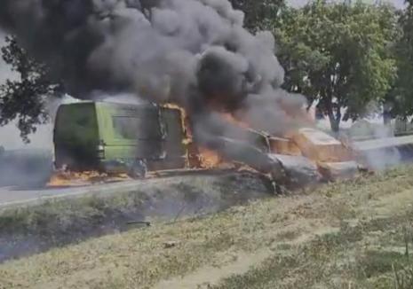 Accident grav în Bihor: două mașini și un microbuz au luat foc după ce s-au ciocnit pe DN 79 în Gepiu (FOTO/VIDEO)