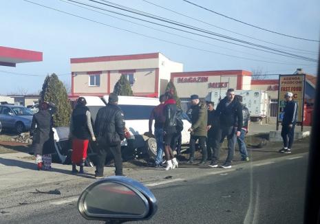 Accident pe DN 79, în Gepiu, după ce un microbuz a intrat în depăşire pe linie continuă. Un tânăr a ajuns la spital
