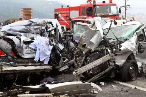 Şofer român reţinut în Grecia, după ce a provocat un accident soldat cu 4 morţi şi cel puţin 20 de răniţi (VIDEO)