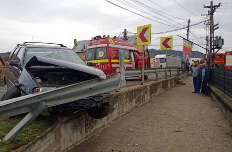 Accident în Bihor, pe DN 1: I s-a făcut rău la volan şi a intrat cu maşina în parapet