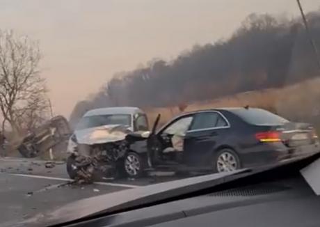 Accident cu 3 mașini în Bihor, în Hidișelu de Jos. Un  șofer a fost încarcerat (FOTO)