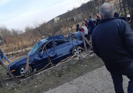 Accident pe DN 76: O persoană a fost rănită şi trei maşini, între care şi un Jaguar, s-au făcut praf lângă Hidişelu de Jos (FOTO)