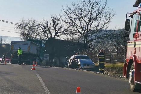 Accident pe DN76 în Bihor: Un TIR şi un BMW s-au ciocnit în Hidişelu de Jos (VIDEO)
