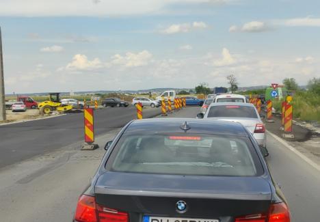 Accident cu trei maşini şi un camion la ieşire din Oradea. Trafic îngreunat (FOTO)