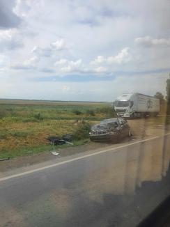 Accident cu trei maşini şi un camion la ieşire din Oradea. Trafic îngreunat (FOTO)