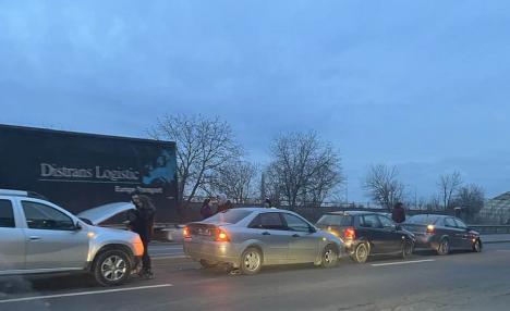 S-au ciocnit în șir: Accident cu 5 mașini în Oradea