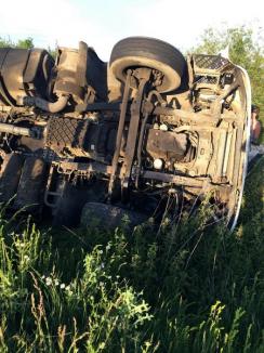 Un TIR s-a răsturnat la ieşire din Inand. Şoferul, un tânăr din Serbia, a fost rănit (FOTO)