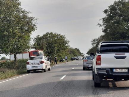 Accident cumplit pe DN79, lângă Inand: două maşini s-au izbit, iar unul dintre şoferi a murit (FOTO)