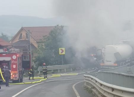 Accident grav în Bihor: Două autocamioane s-au lovit, iar apoi au luat foc! (FOTO/VIDEO)