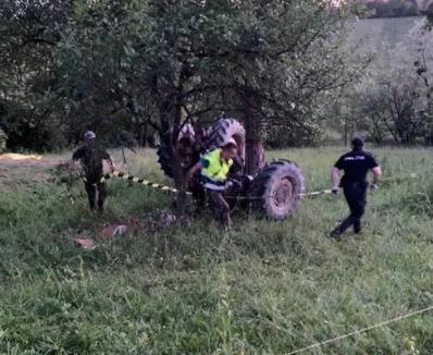 Tragedie în Bihor: Un tânăr de 21 de ani a murit, după ce tractorul pe care îl conducea s-a răsturnat (FOTO)