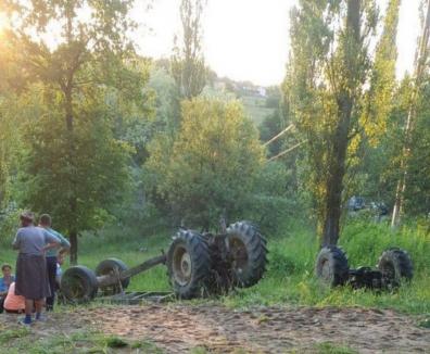 Tragedie în Bihor: Un tânăr de 21 de ani a murit, după ce tractorul pe care îl conducea s-a răsturnat (FOTO)