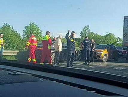 Accident pe DN 1, în Bihor. Şeful Poliţiei Ştei a intrat cu BMW-ul pe contrasens şi a izbit două maşini (FOTO)