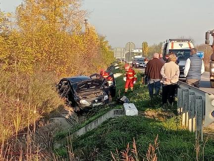 Accident pe DN76 în Bihor: Două mașini au ajuns în șanț. UPDATE: Trei persoane duse la spital, una în stare foarte gravă (FOTO)