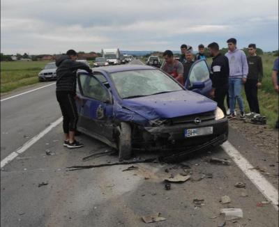 Accident pe DN 1 în Bihor: Două maşini s-au lovit, una a ajuns în şanţ la ieşirea din Oşorhei (FOTO)