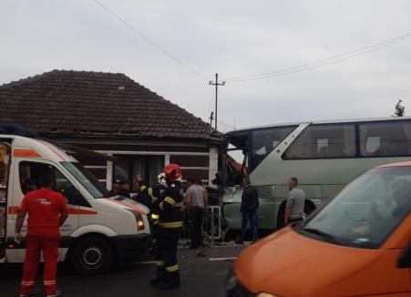Accident grav pe DN 76, în Bihor. Un autocar a lovit un TIR şi s-a oprit într-o casă, 12 persoane rănite. Circulaţia este blocată (VIDEO)