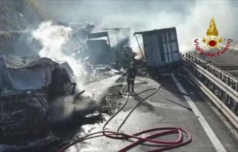 Doi șoferi români de TIR, răniți într-un grav accident cu camioane în Italia (FOTO / VIDEO)