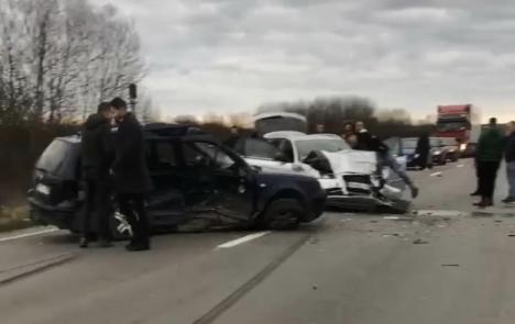 Accident grav pe DN76, lângă Beiuș: Coliziune frontală între două mașini, trei răniți duși la spital. UPDATE: O persoană este „în stare critică” (FOTO/VIDEO)