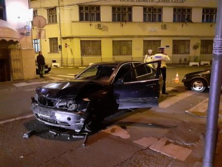 Accident în centrul Oradiei: Un BMW s-a ciocnit cu un Opel (FOTO)
